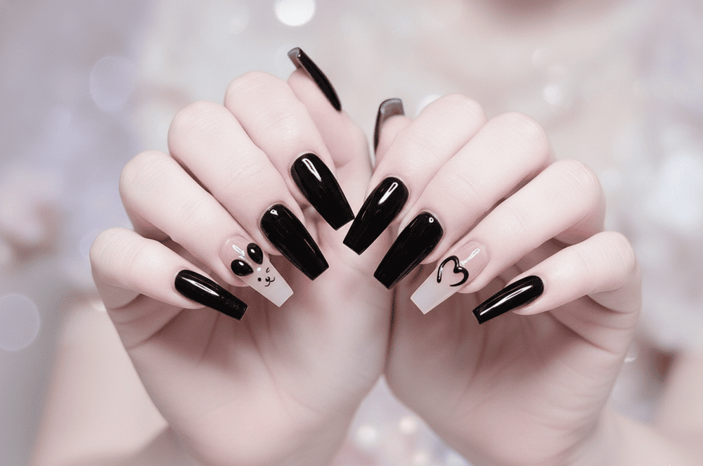 Mẫu nail vuông thang đen bóng họa tiết trái tim và mặt gấu