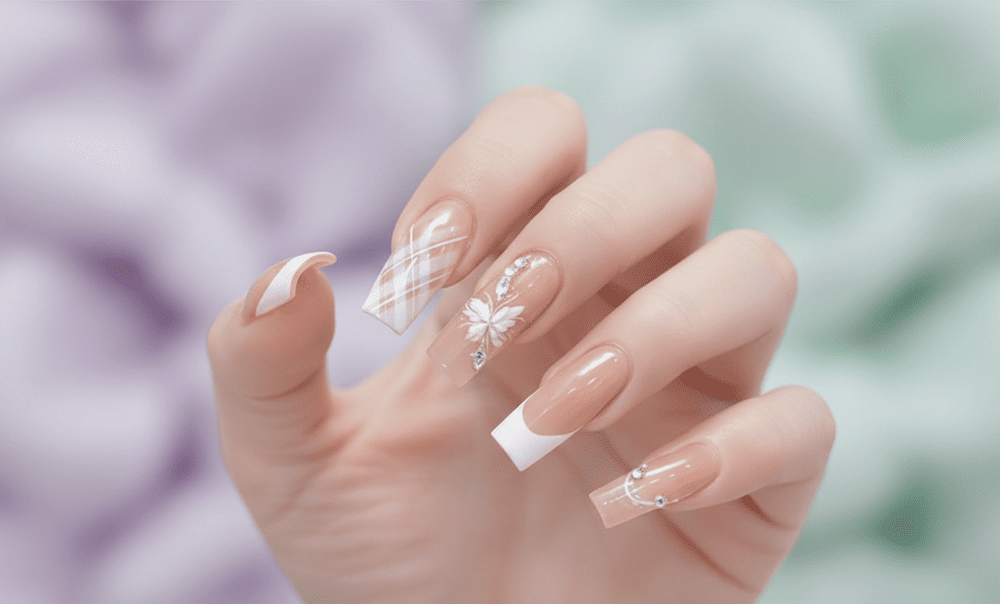 Mẫu nail vuông thang trắng trong phong cách thanh lịch đính hoa nổi