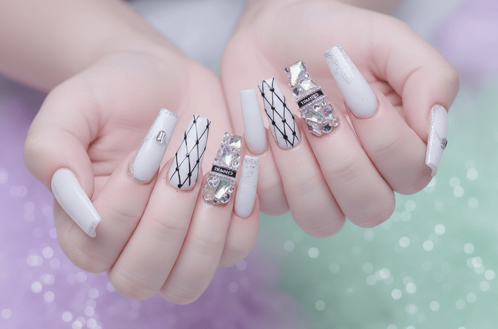 Mẫu nail vuông thang trắng bạc đính đá sang trọng