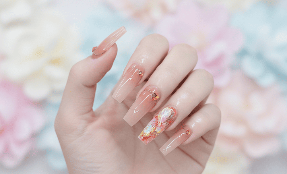 Mẫu nail vuông thang cam nude pha họa tiết marble ánh nhũ