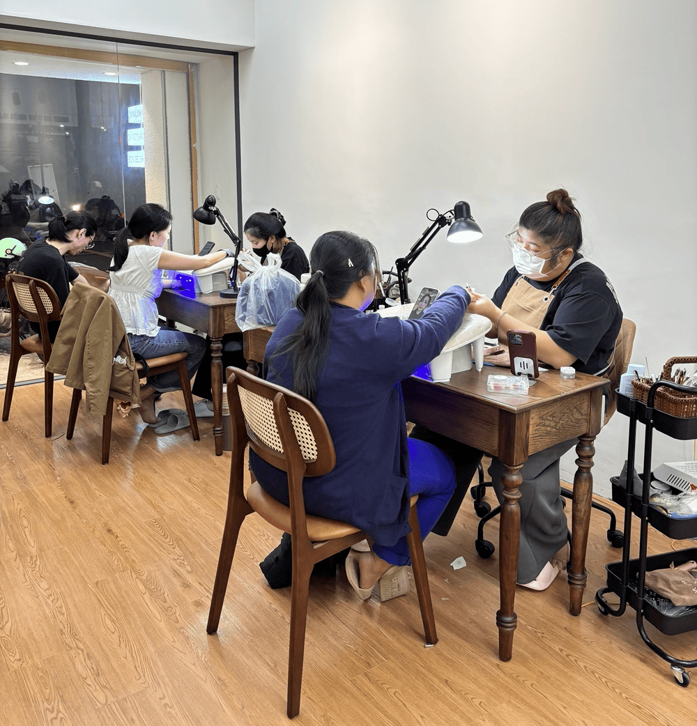 khách ở tiệm rin nails