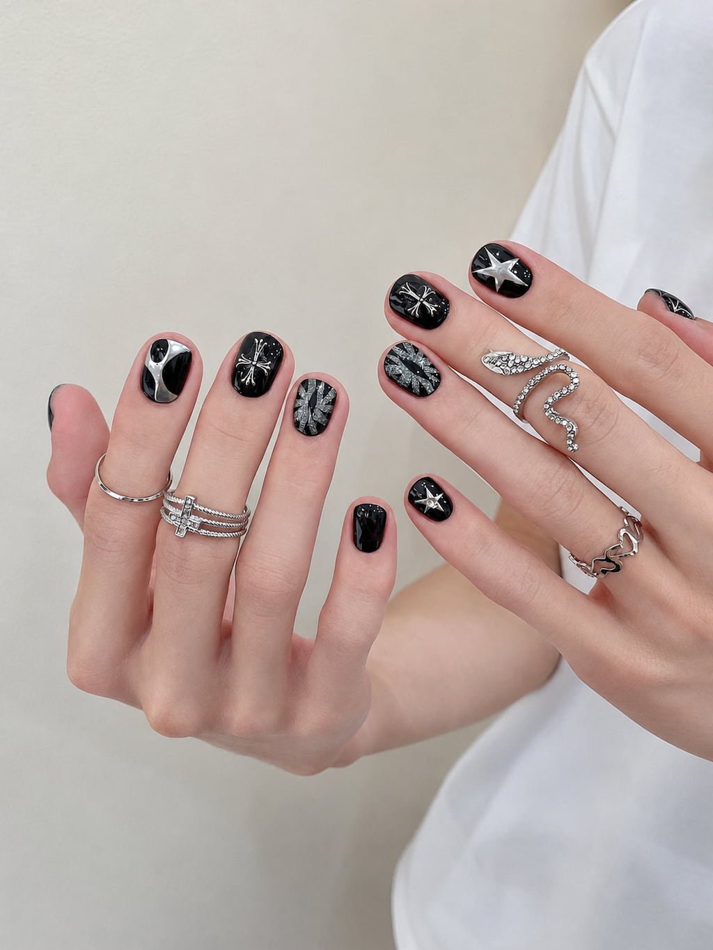 Black and Silver Starburst Y2K Nails